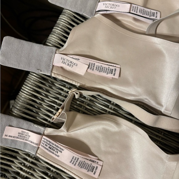 Victoria secret beige nude infinity wireless gel bras quantity 3 new - Picture 3 of 3
